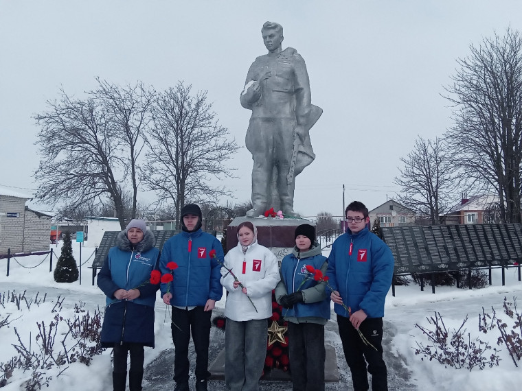 ВОЗЛОЖЕНИЕ ЦВЕТОВ К ПАМЯТНИКУ.
